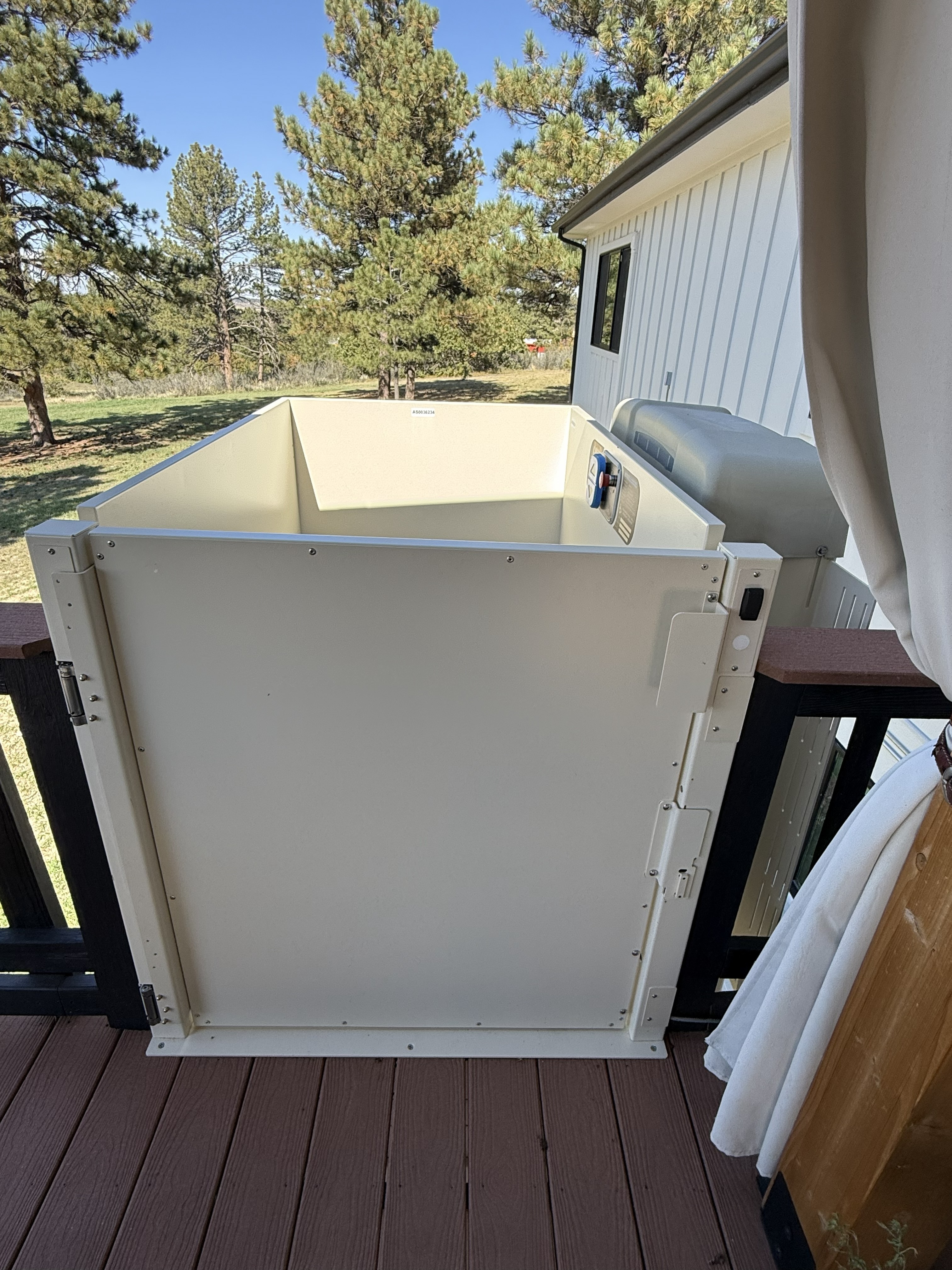 Harmar Highlander II Vertical Platform Lift