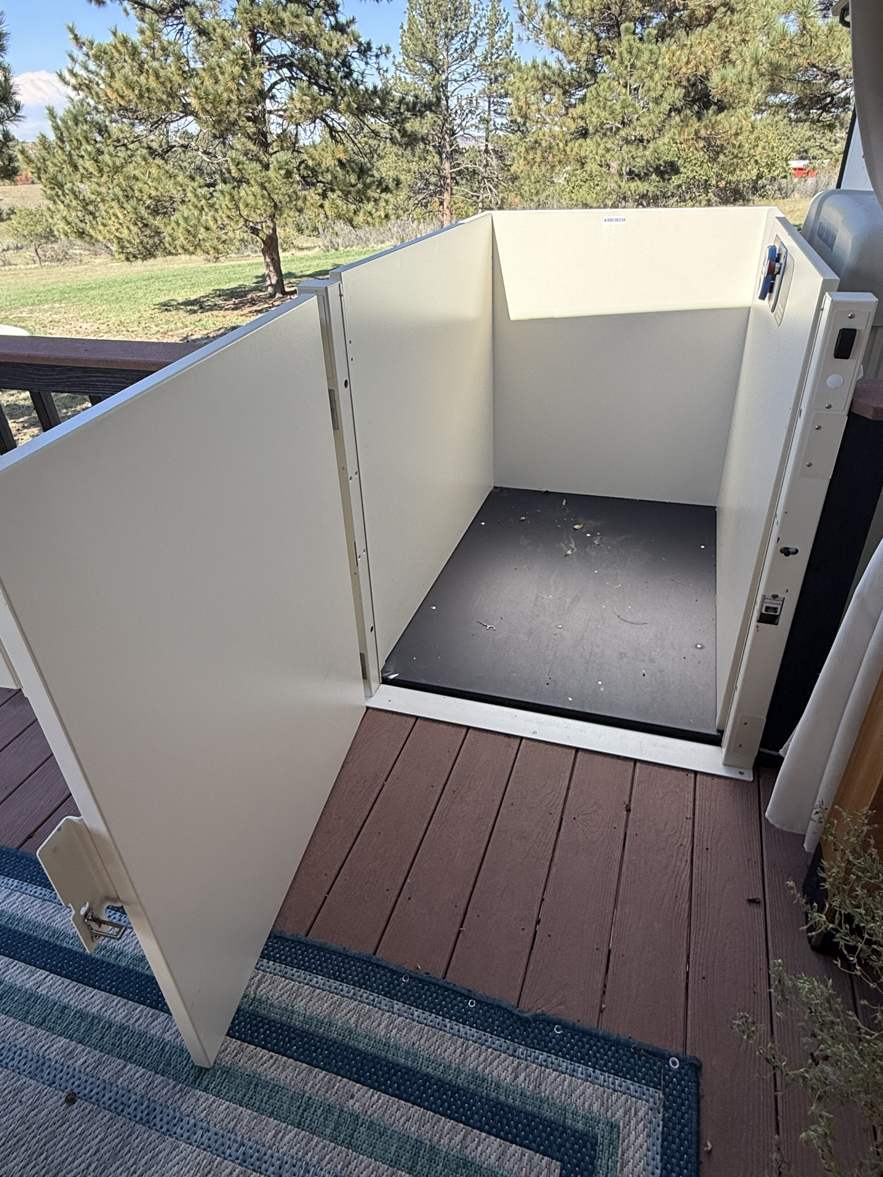 Harmar Highlander II Vertical Platform Lift